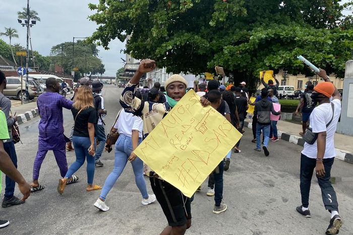 Nigerian youths protesting police maltreatments of innocent citizens. [Twitter/@UnclePamilerin]