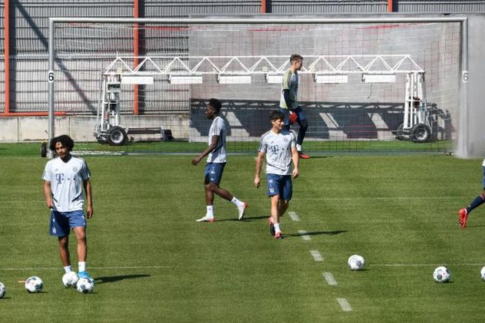 Bayern Munich outfield players (from left) Joshua Zirkzee, Alphonso Davies, Robert Lewandowski and Kingsley Coman keep their distance at Monday's training session
