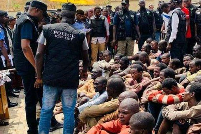 Alleged robbers caught after raiding communities in Lagos in lockdown season (Twitter: @NajeebBello)