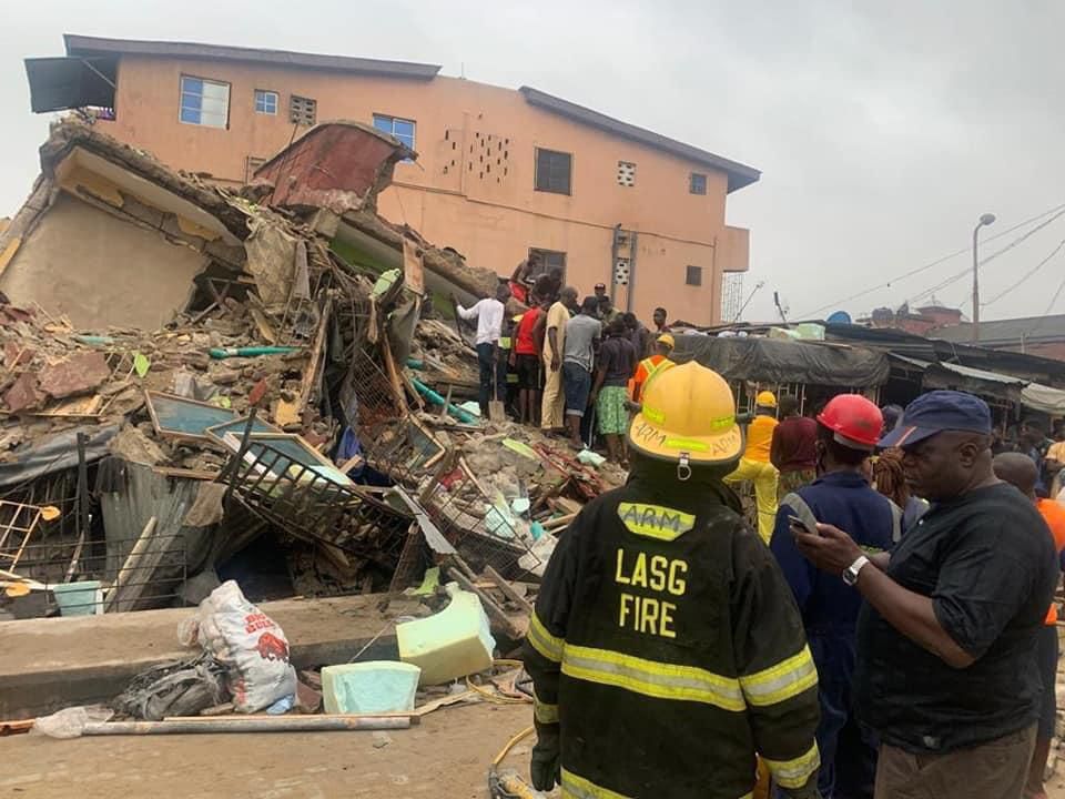 Neighbours and rescue team at the site of the collapsed building. (Instablog9ja)