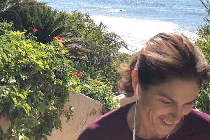 The Workouts Cindy Crawford Does To Get Those Fab Abs At 54