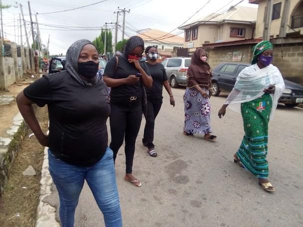 Oyo state residents throng Ajimobi's residence to pay last respect to the former governor of the state.