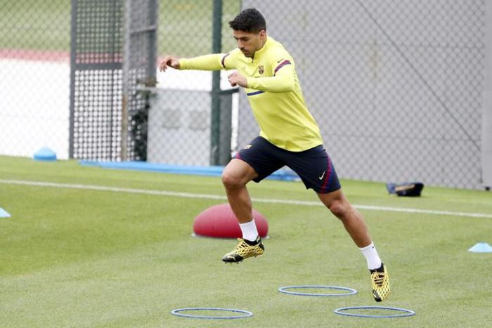L'attaquant international uruguayen du FC Barcelone Luis Suarez seul à l'entraînement au Centre sportif Joan Gamper le 9 mai 2020 à Saint-Jean Despi près de Barcelone