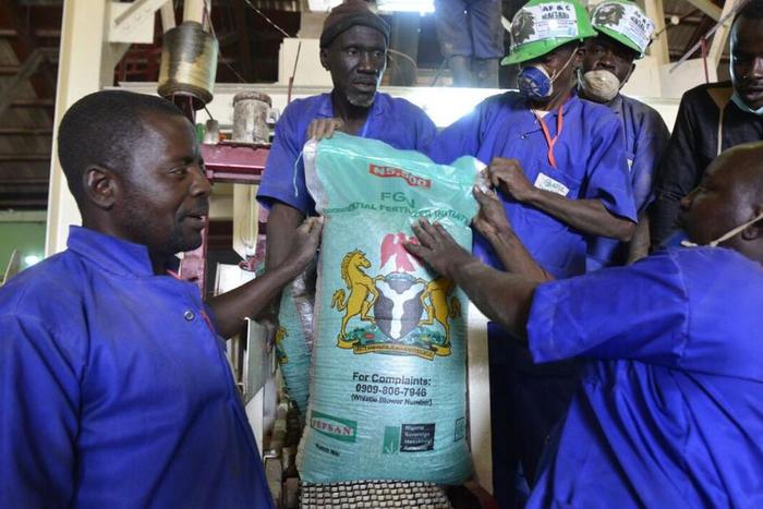 Coronavirus: FG reduces price of fertilizer for farmers. [medium/@TheAsoVilla]
