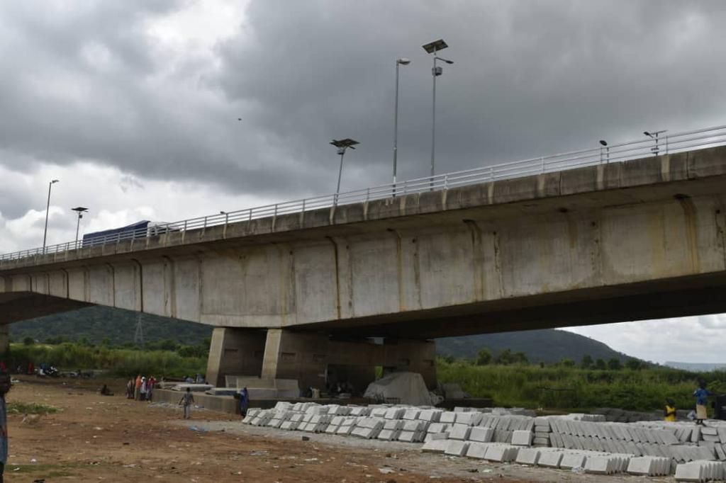 FG undertakes 3-year maintenance work on Murtala Bridge. [Twitter/@FedRoadsNGR]