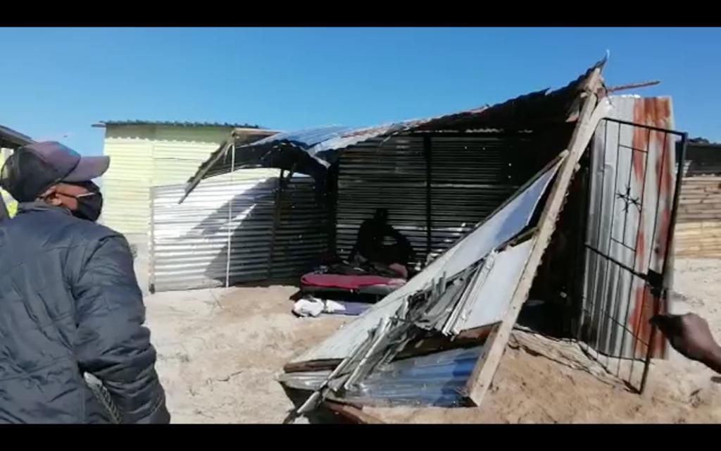 Police officers drag bathing man from his shack to enable them demolish his place of abode (video)