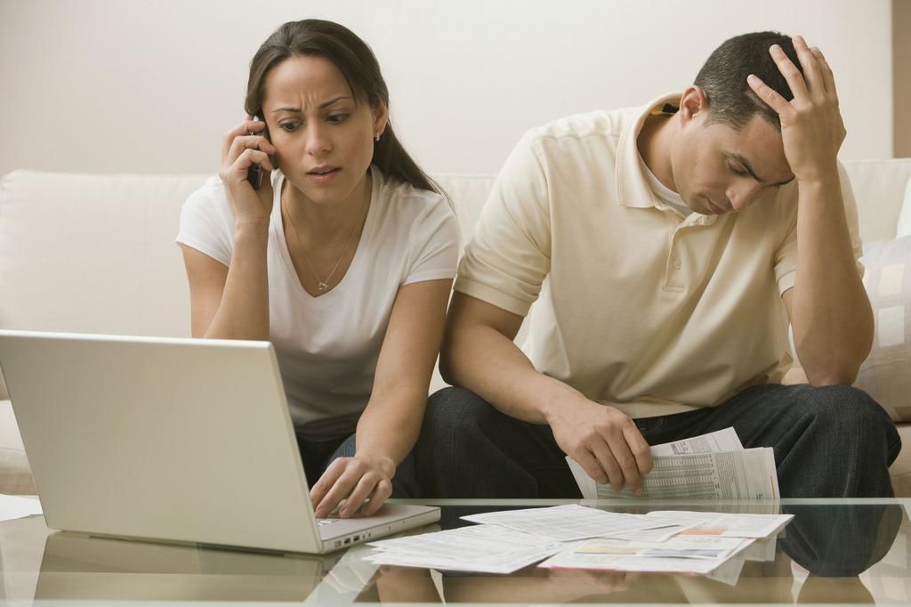 Hispanic couple having difficulty paying bills online