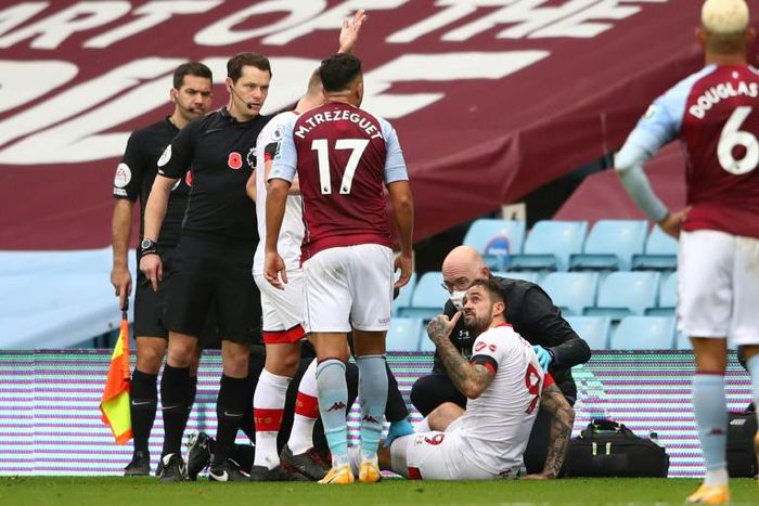 Southampton striker Danny Ings gestures as he gets attention for the knee injury
