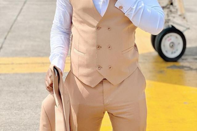 Nollywood actor, William Uchemba says he will be helping provide accommodation and education to two sisters and their parents who live under a telecom mast. [Instagram/WilliamsUchemba]