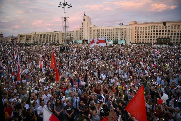 Thousands rallied in central Minsk waving the red-and-white flags of the opposition and calling on Lukashenko to step down