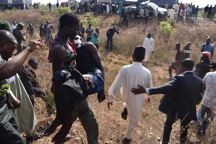 Governor Nasir el-Rufai foiled a kidnapping attempt on the Abuja-Kaduna road by chasing the kidnappers into the bush [Twitter/@mareeyama]