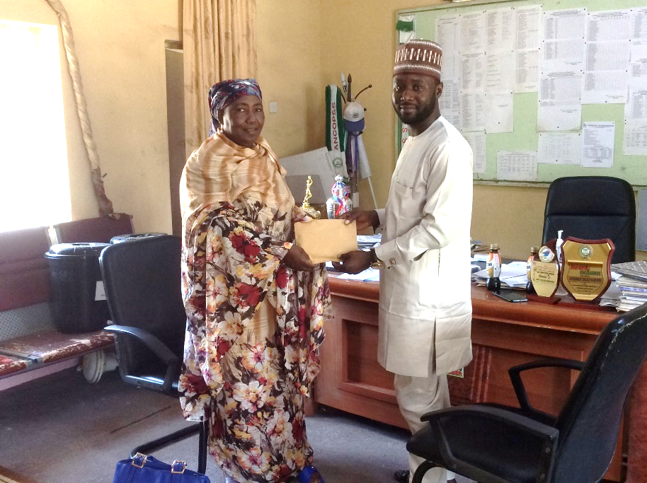 Dr Balami making the presentation of Award to the Principal,  GTC Damboa