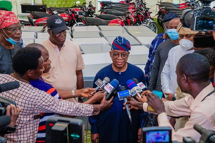 Gov. Oyetola with some of his cabinet members inspecting the stolen items returned by hoodlums.  [Twitter/@GboyegaOyetola]
