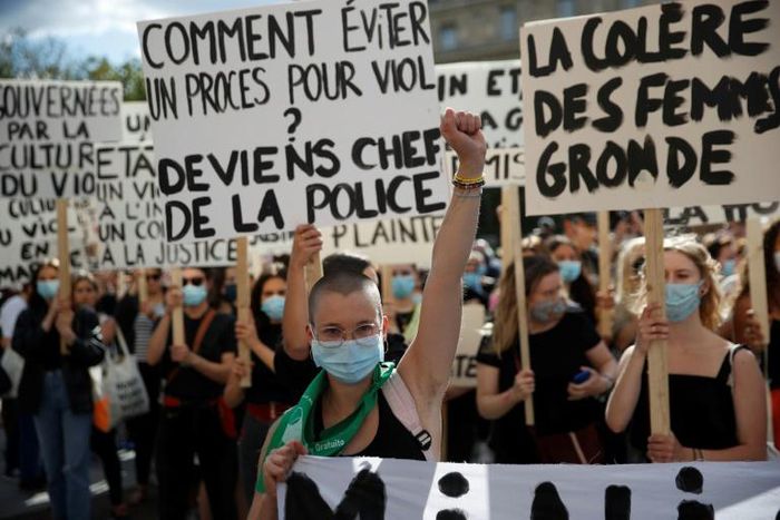 Des manifestantes devant l'Hôtel de ville de Paris le 10 juillet 2020