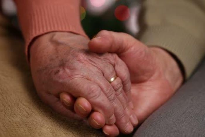 Couple married for 72 years die same day. (Depositphotos)