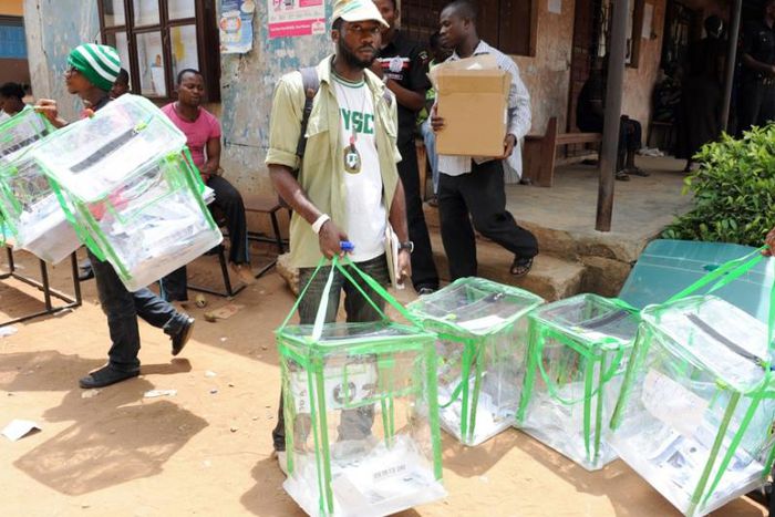 Electoral officers carrying ballot boxes (image used for illustrative purpose) [PRI]
