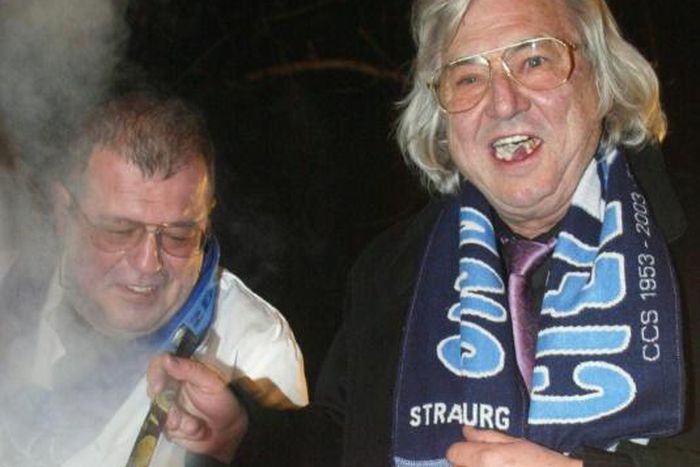 Egon Gindorf sharing his split pea soup with Strasbourg fans before a match with Bastia in 2003