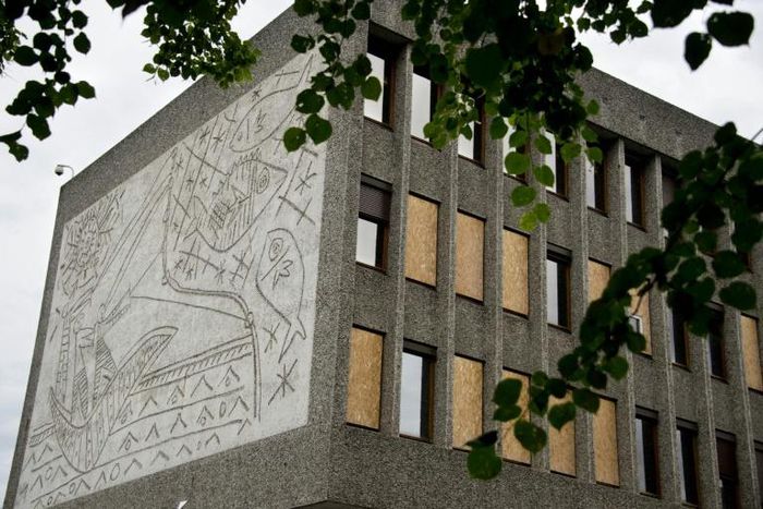 "The Fishermen", designed by Pablo Picasso, is being removed from an Oslo government building damaged in the 2011 Breivik attack