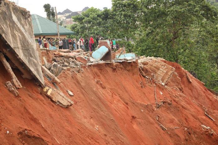 10 buildings collapse at erosion site in Onitsha North LGA. [Twitter/@sharon_ikeazor]