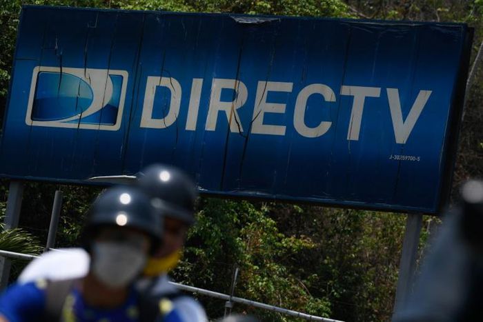The DirecTV logo at its headquarters in Caracas on May 19, 2020: US telecoms giant AoT&T has annunced its "immediate" withdrawal from the pay television market in Venezuela, where it offered the DirecTV satellite platform, due to the impossibility of c...