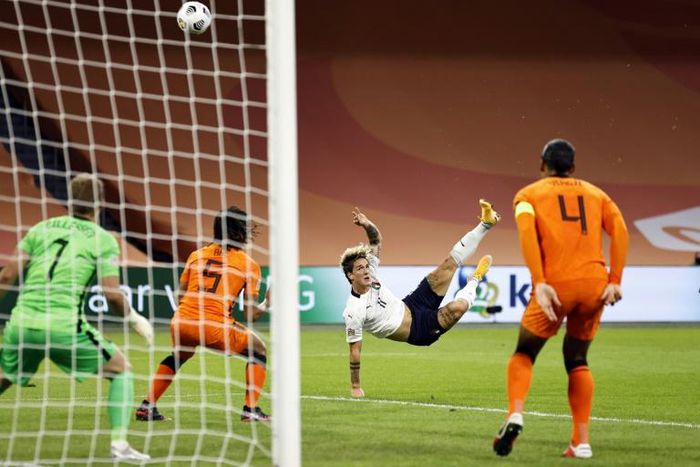Zaniolo's acrobatic kick before suffering a serious knee injury