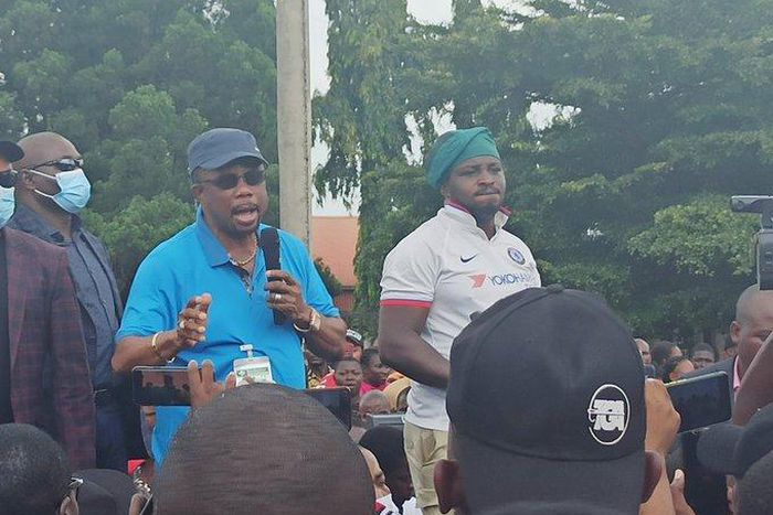 Gov Willie Obiano of Anambra State addresses EndSARS protesters  (Twitter: @WillieMObiano)
