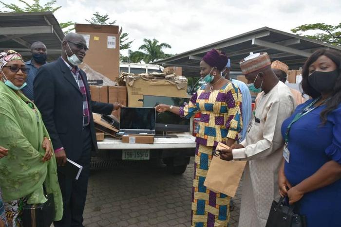 Mrs Abike Dabiri-Erewa, CEO/Chairman of Nigerians In Diaspora Commission (NIDCOM) receives Office equipments to donated to her commission by the Nigerian Ports Authority. [Twitter/@nidcom_gov]