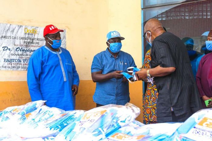 Governor Oluwarotimi Akeredolu commences distribution of locally made face masks to Ondo residents.  [Twitter/@RotimiAkeredolu]
