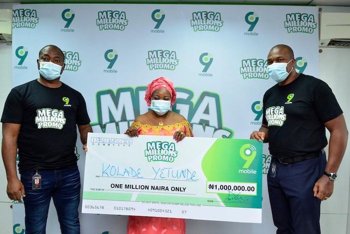 Taiwo Embassey, Head Regional Sales 9mobile; Arise Oluwaseun Omobolanle, Smart Phone winner and Ehimare Omoike, Acting Director Customer Care 9mobile presenting the phone at the 9mobile National Mega Millions Promo Lagos presentation recently