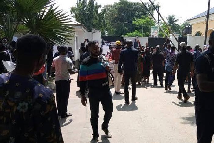 Protesting college workers, security clash at Edo Government House. [punchng]
