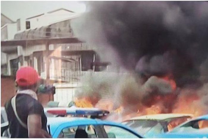 Hoodlums vandalise FRSC Lagos office — Sector Commander. [Twitter/@Worldstagegroup]