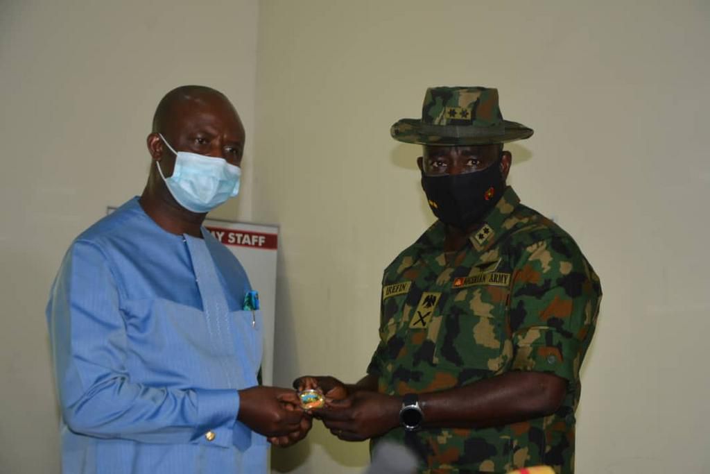 Families of 10 security agents killed by IPOB in Rivers get N200m from Gov Wike. [Twitter/@GovWike]