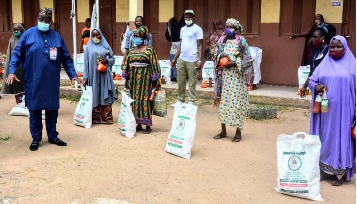 Lagos SUBEB Chairman, Mr Wahab Alawiye-King and parents of pupils who bebefitted from the palliatives (Lagos Govt)