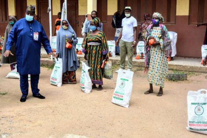 Lagos SUBEB Chairman, Mr Wahab Alawiye-King and parents of pupils who bebefitted from the palliatives (Lagos Govt)