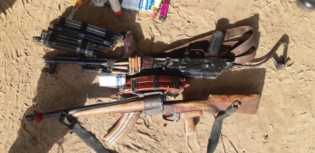 Troops of the Nigerian Army neutralise bandits, recover arms and assorted drugs In Benue state. [Twitter/@DefenceInfoNG]