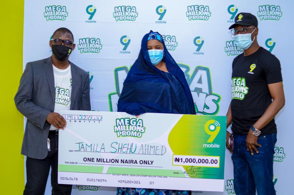 Sani Garba, 9mobile Manager Sales and Distribution; Jamila Shehu Ahmed, 1million Naira winner and Abdullahi Ibrahim, 9mobile Experience Center Manager in the ongoing 9mobile Mega Millions Promo prize presentation in Kano