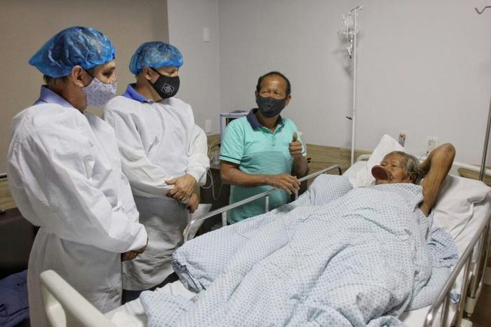 Chief Raoni Metuktire, pictured receiving a visit from state government officials, was hospitalized last week for weakness, shortness of breath and diarrhea
