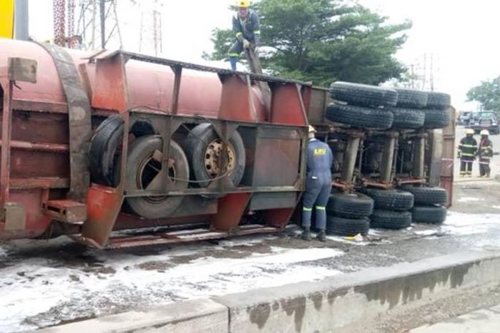 The petrol tanker fell and spilled its content [LASEMA]