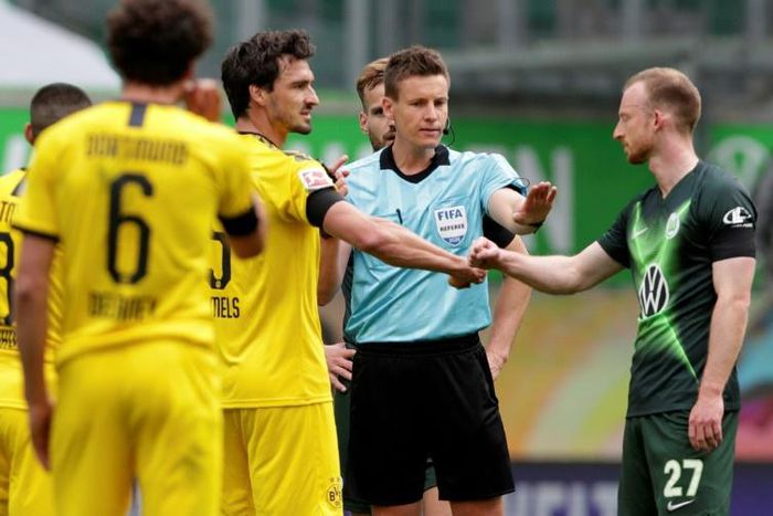 Dortmund are waiting on the fitness of defender Mats Hummels (L) for Tuesday's Bundesliga showdown at home to league leaders Bayern Munich.