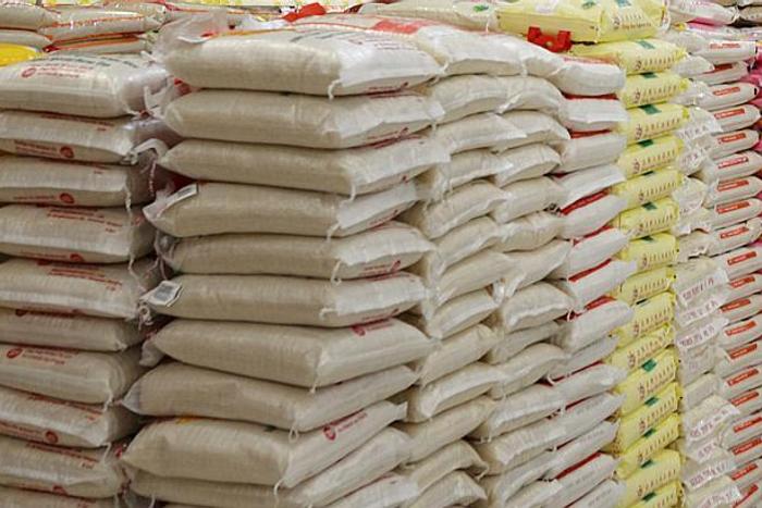 FG orders release of 17,500 metric tonnes of grains from Yola food reserve. (Premium Times)