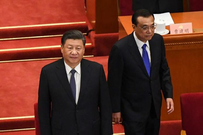 Chinese President Xi Jinping (L) and Premier Li Keqiang (R) arrive for the opening session of the Chinese People's Political Consultative Conference (CPPCC) at the Great Hall of the People in Beijing on May 21, 2020