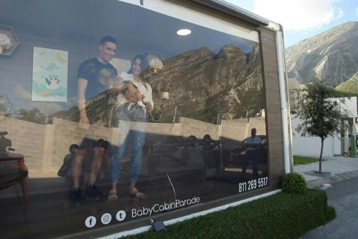 "Baby cabin": new parents show their newborns to families from a special truck