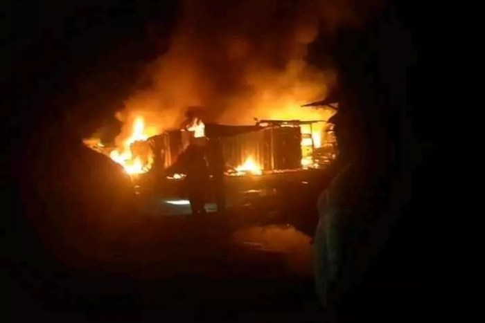 Fire destroys 8 vehicles, 10 shops at Bayelsa Mechanic Village. [opera]