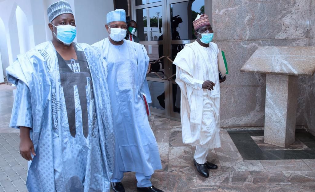 Chairman of the Progressive Governors’ Forum and Kebbi State Governor, Atiku Bagudu accompanied by Plateau State Governor, Simon Lalong and Jigawa State Governor, Muhammad Badaru Abubakar at the State House, Abuja. [Twitter/@BashirAhmaad]