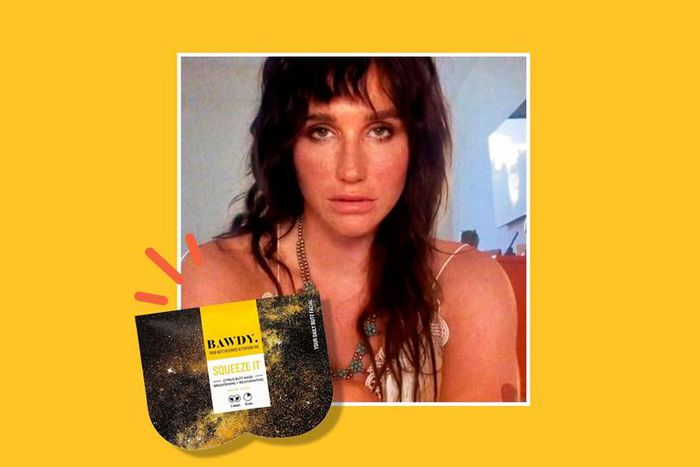 Kesha's Boyfriend Puts A Butt Mask On Her