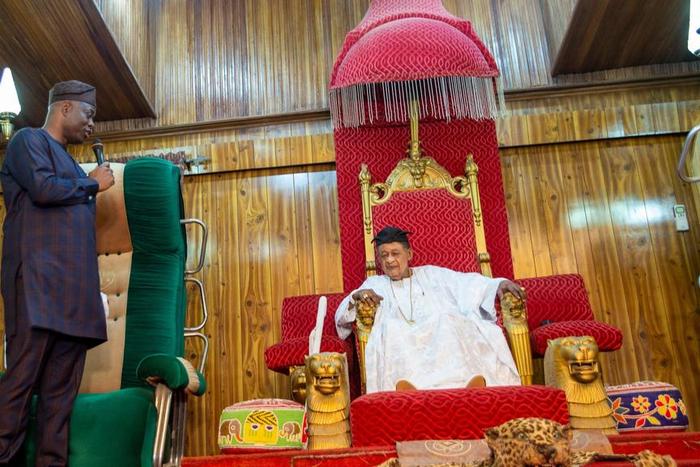 Governor Seyi Makinde paid homage to Kàbíyésì, His Imperial Majesty, Àlaiyéluwa Làmídì Ọ̀láyíwọ̀lá Àtàndá Àdéyẹ́mí III, the Àlááfin of Ọ̀yọ̀. [Twitter/@seyiamakinde]