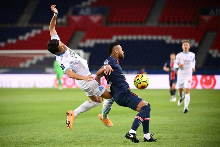 Neymar and Hiroki Sakai during the stormy September 13 clash in Paris