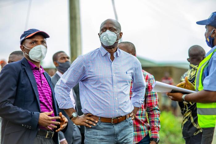 Governor Seyi Makinde sympathises with victims as he visits the areas which were flooded as a result of heavy rains in Oyo state. [Twitter/@seyiamakinde]