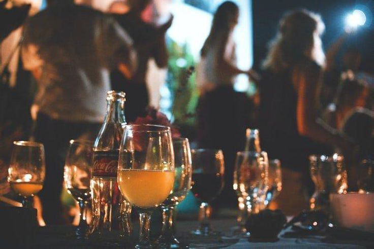 Students throw “COVID-19 parties” to pay whoever gets infected first