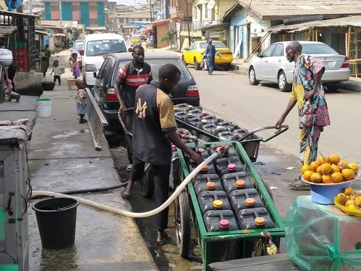 Some police officers patronise water fetchers because no source of water can be found in their barracks. (Kosofe Post)